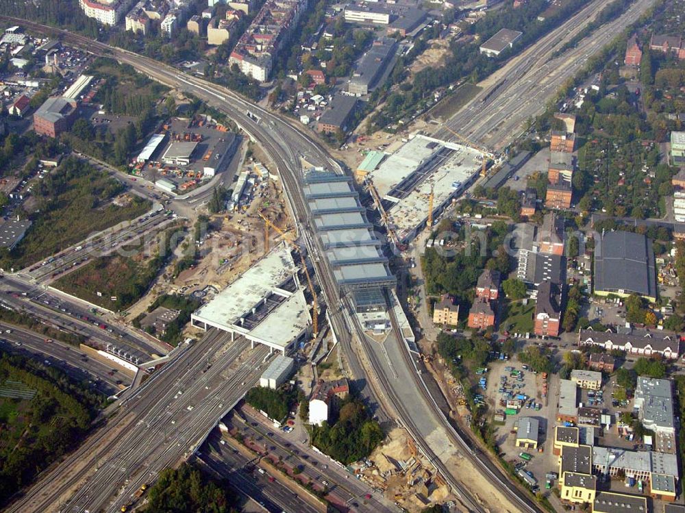 Berlin-Tempelhof from the bird's eye view: Vom 4. April bis Anfang Juni 2006 halten die S-Bahnzüge in Richtung Schöneberg bereits am neuen, endgültigen Bahnsteig Papestraße, während sie in Richtung Tempelhof weiter den provisorischen Bahnsteig anfahren.Doch auch ab Juni, wenn der komplette neue Bahnsteig in Betrieb geht, bleibt der Ringbahnhof eine Baustelle.