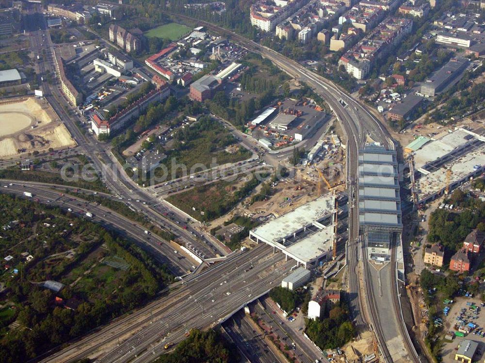 Aerial image Berlin-Tempelhof - Vom 4. April bis Anfang Juni 2006 halten die S-Bahnzüge in Richtung Schöneberg bereits am neuen, endgültigen Bahnsteig Papestraße, während sie in Richtung Tempelhof weiter den provisorischen Bahnsteig anfahren.Doch auch ab Juni, wenn der komplette neue Bahnsteig in Betrieb geht, bleibt der Ringbahnhof eine Baustelle.