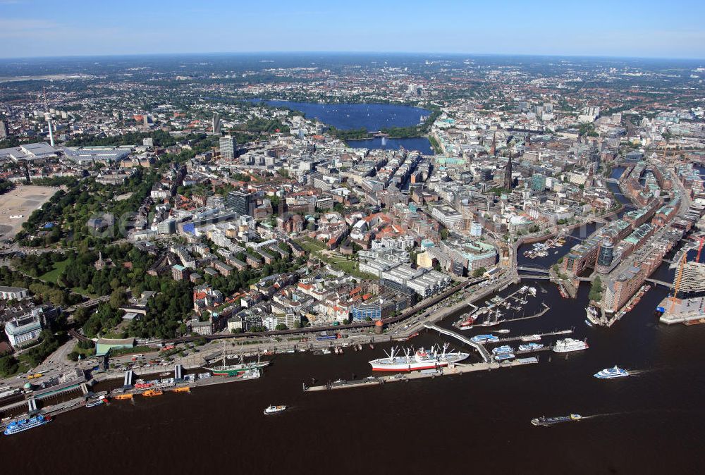 Hamburg from above - Stadtansicht des Stadtzentrum in Hamburg mit Blick auf die Binnenalster, Außenalster, Speicherstadt, HafenCity, Planten un Blomen und St. Georg. View of the city core in Hamburg. plantenunblomen.hamburg.de