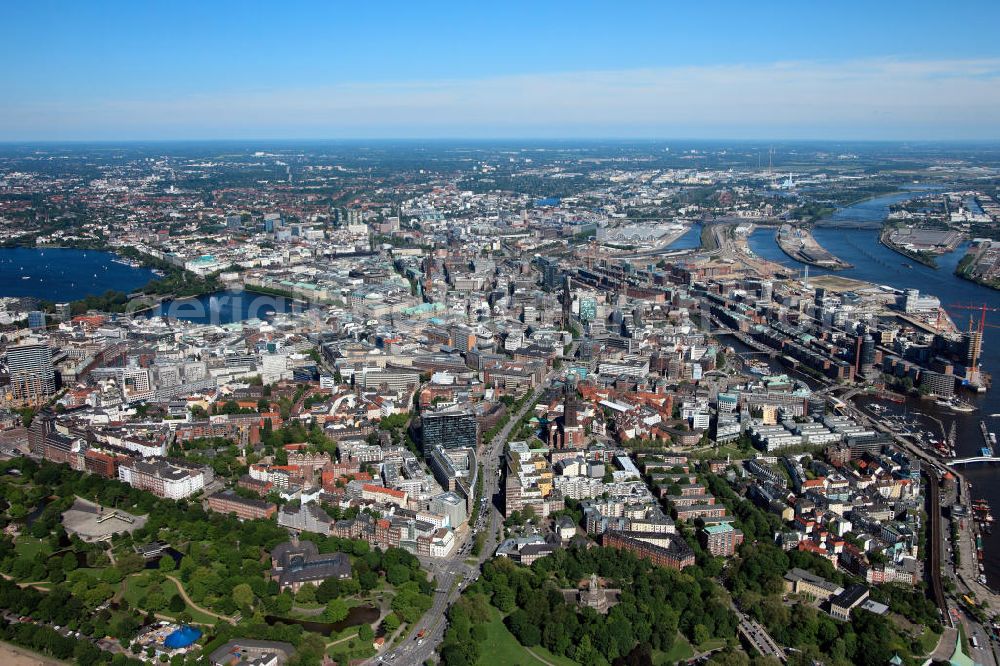 Hamburg from the bird's eye view: Stadtansicht des Stadtzentrum in Hamburg mit Blick auf die Binnenalster, Außenalster, Speicherstadt, HafenCity, Planten un Blomen und St. Georg. View of the city core in Hamburg. plantenunblomen.hamburg.de