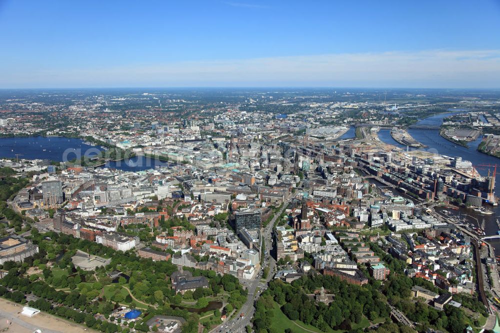 Aerial image Hamburg - Stadtansicht des Stadtzentrum in Hamburg mit Blick auf die Binnenalster, Außenalster, Speicherstadt, HafenCity, Planten un Blomen und St. Georg. View of the city core in Hamburg. plantenunblomen.hamburg.de