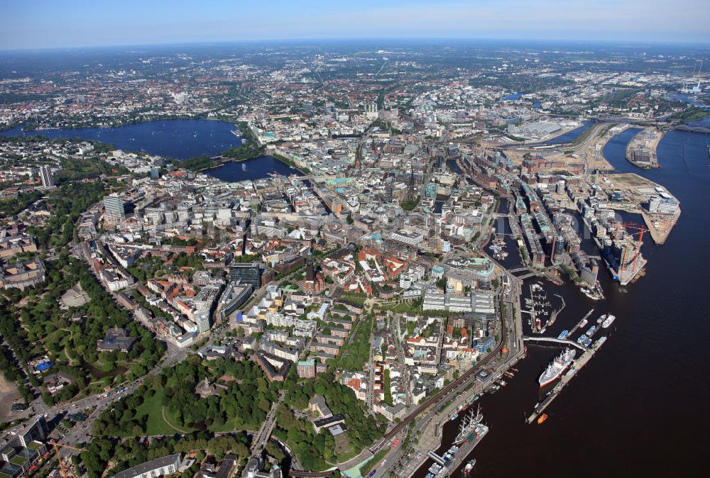 Hamburg from the bird's eye view: Stadtansicht des Stadtzentrum in Hamburg mit Blick auf die Binnenalster, Außenalster, Speicherstadt, HafenCity, Planten un Blomen und St. Georg. View of the city core in Hamburg. plantenunblomen.hamburg.de