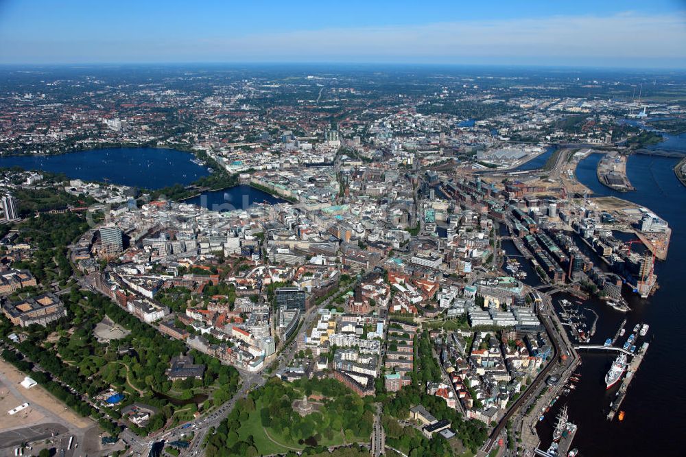 Aerial image Hamburg - Stadtansicht des Stadtzentrum in Hamburg mit Blick auf die Binnenalster, Außenalster, Speicherstadt, HafenCity, Planten un Blomen und St. Georg. View of the city core in Hamburg. plantenunblomen.hamburg.de