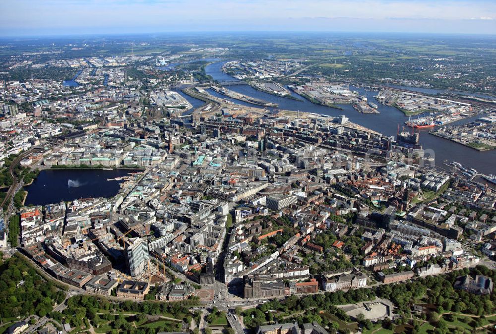 Aerial photograph Hamburg - Stadtansicht des Stadtzentrum in Hamburg mit Blick auf die Binnenalster, Außenalster, Speicherstadt, HafenCity, Planten un Blomen und St. Georg. View of the city core in Hamburg. plantenunblomen.hamburg.de