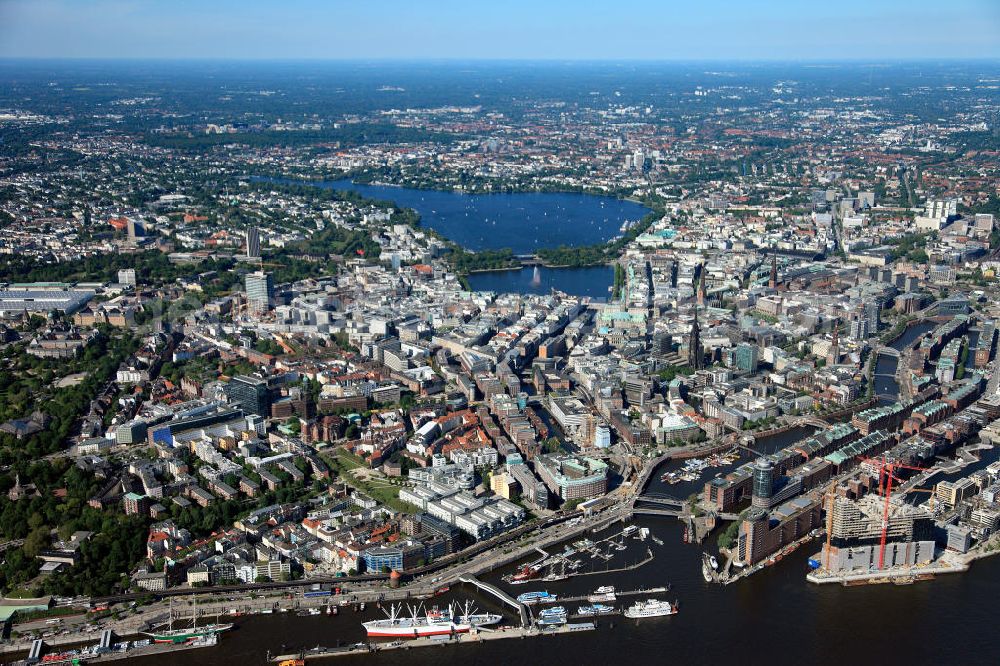 Hamburg from above - Stadtansicht des Stadtzentrum in Hamburg mit Blick auf die Binnenalster, Außenalster, Speicherstadt, HafenCity, Planten un Blomen und St. Georg. View of the city core in Hamburg. plantenunblomen.hamburg.de