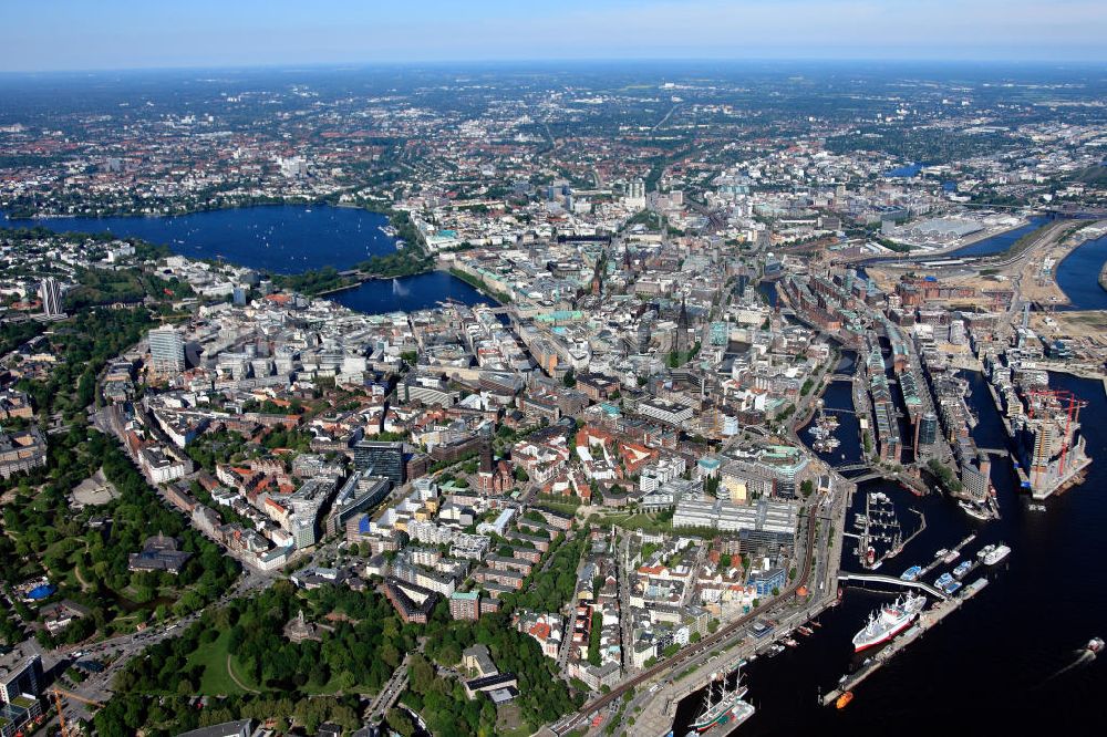 Hamburg from the bird's eye view: Stadtansicht des Stadtzentrum in Hamburg mit Blick auf die Binnenalster, Außenalster, Speicherstadt, HafenCity, Planten un Blomen und St. Georg. View of the city core in Hamburg. plantenunblomen.hamburg.de