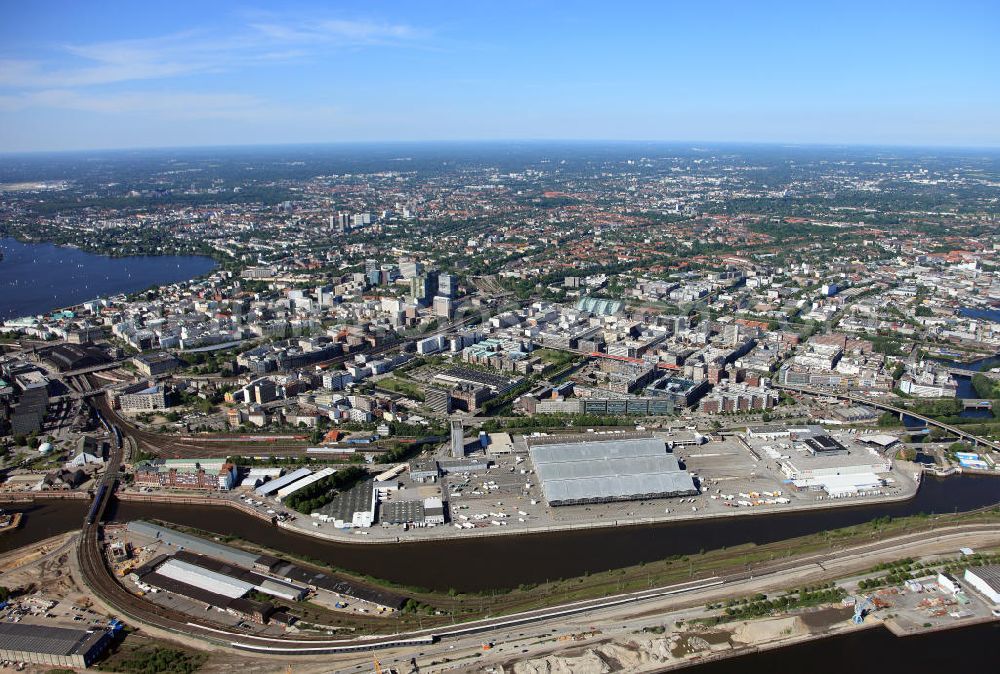 Hamburg from the bird's eye view: View of the city core in Hamburg with Außenalster and the great market of Hamburg