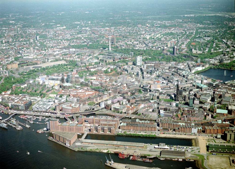 Aerial photograph Hamburg - Hamburger Altstadt mit dem Neubau der Hamburger Hafencity an Alster und ELbe durch die Hafen City Hamburg GmbH, Am Sandkai 1 in 20457 Hamburg, VITERRA AG, ECE GmbH,