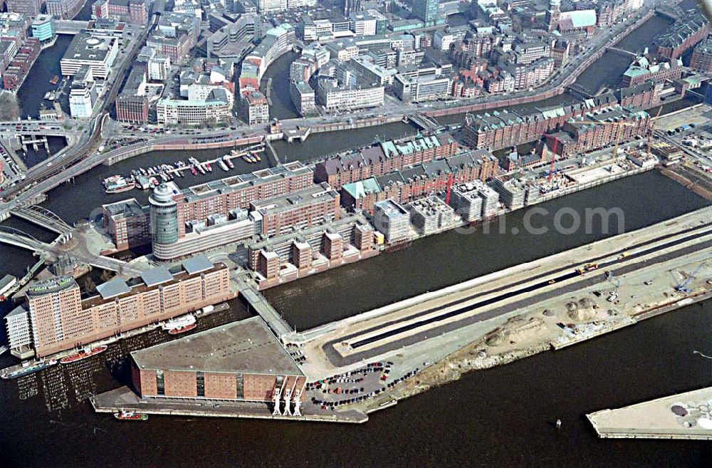 Hamburg from above - , Neubau der Hamburger Hafencity an Alster und ELbe durch die Hafen City Hamburg GmbH, Am Sandkai 1 in 20457 Hamburg, VITERRA AG, ECE GmbH,