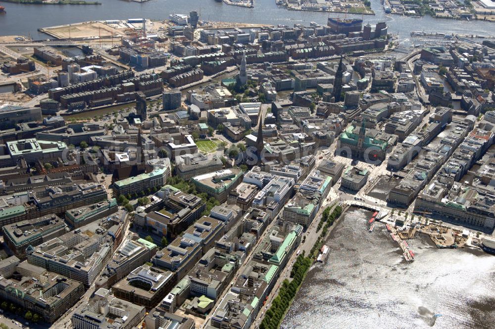 HAMBURG from the bird's eye view: Blick auf die Hamburger Altstadt an der Binnenalster. Im Hintergrund der Hamburger Hafen, davor v.l.n.r. die St. Katharienenkirche und die St. Nikolai Kirche und davor v.l.n.r. die St. Jacobi Kirche, die St. Petri Kirche, das Rathaus.