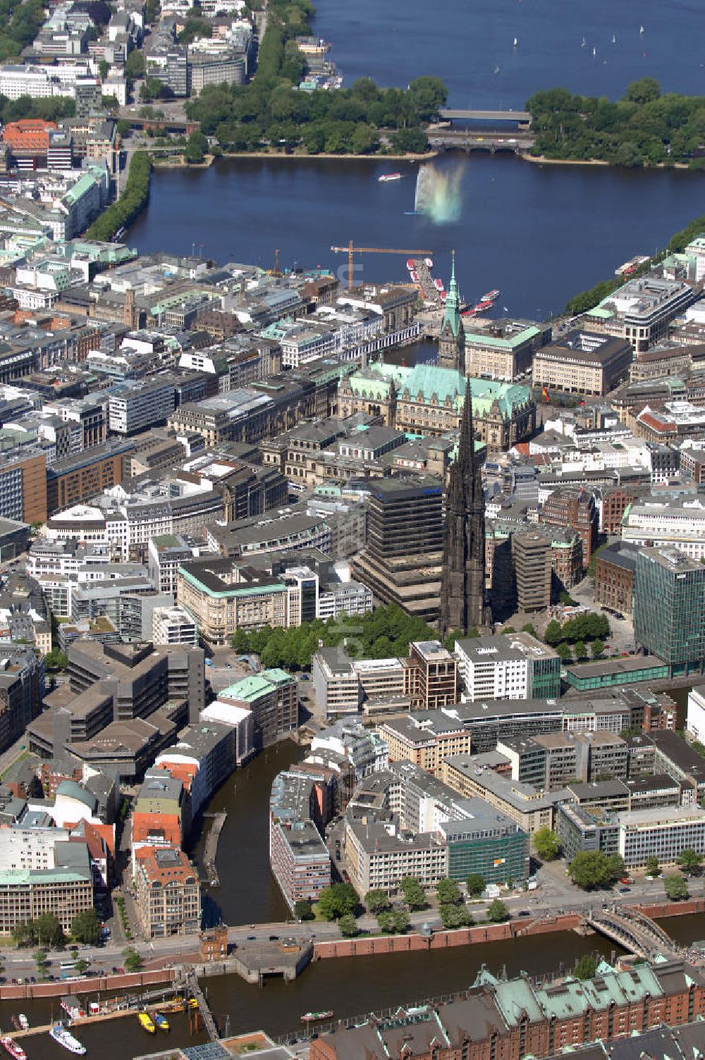 Aerial image Hamburg - Blick auf die Hamburger Altstadt an der Binnenalster mit dem Rathaus und der alten Hauptkirche St. Nikolai.