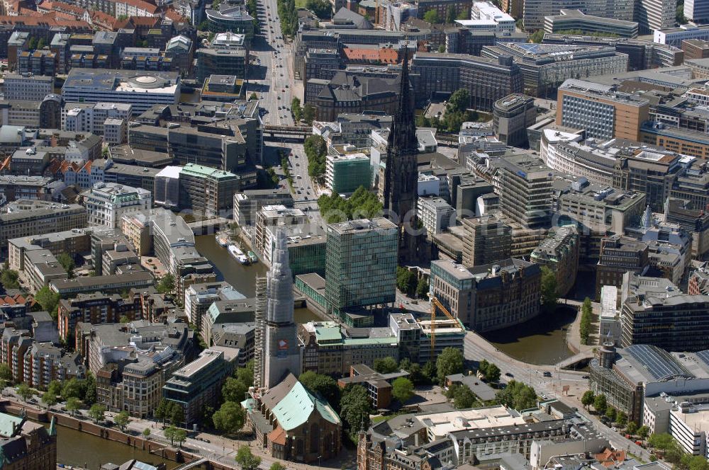 Hamburg from above - Blick auf die Hamburger Altstadt mit der St. Katharinenkirche und der St. Nikolai Kirche.