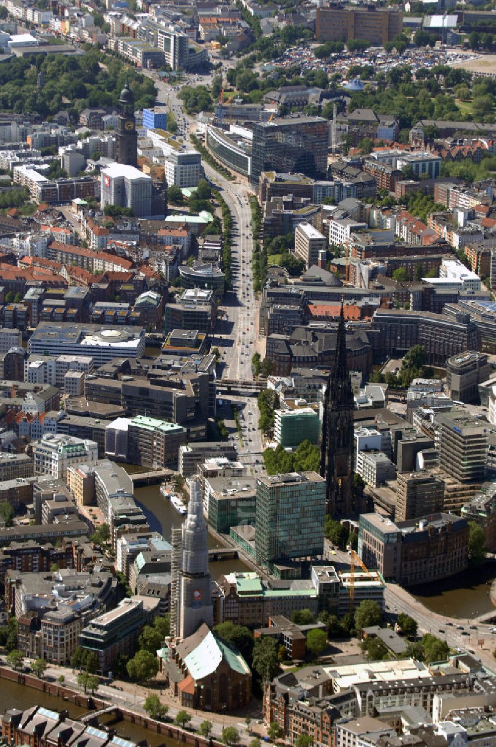 Hamburg from the bird's eye view: Blick auf die Hamburger Altstadt und Neustadt mit der St. Katharinenkirche und der St. Nikolai Kirche im Vordergrund an der St Michaelis Kirche im Hintergrund.