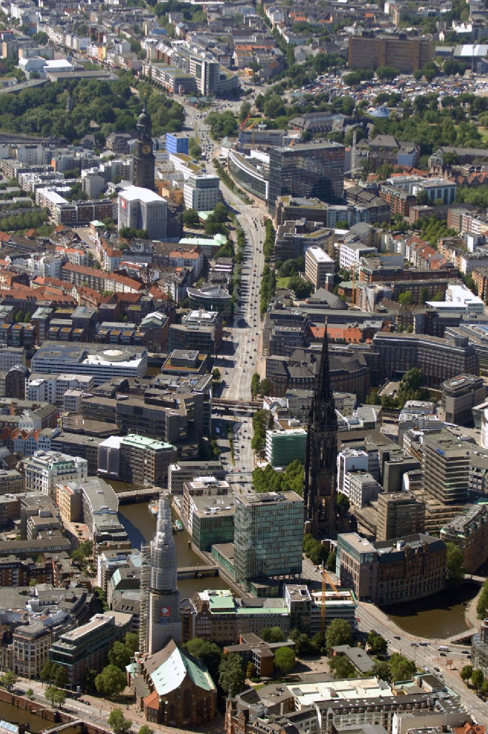 Aerial image Hamburg - Blick auf die Hamburger Altstadt und Neustadt mit der St. Katharinenkirche und der St. Nikolai Kirche im Vordergrund an der St Michaelis Kirche im Hintergrund.