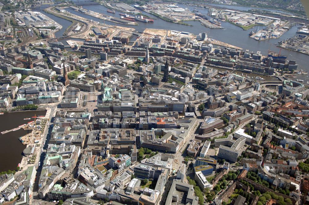 Aerial photograph Hamburg - Blick auf die Hamburger Altstadt und Neustadt an der Binnenalster mit dem Hamburger Hafen im Hintergrund.