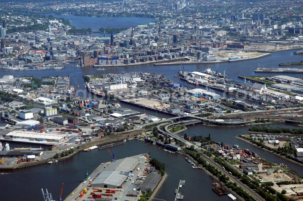 Aerial image Hamburg - Blick auf den Hamburger Hafen im Bereich Kleiner Grasbrook und Steinwerder. Im Hintergrund die Stadtmitte mit der Außenalster und Binnenalster.