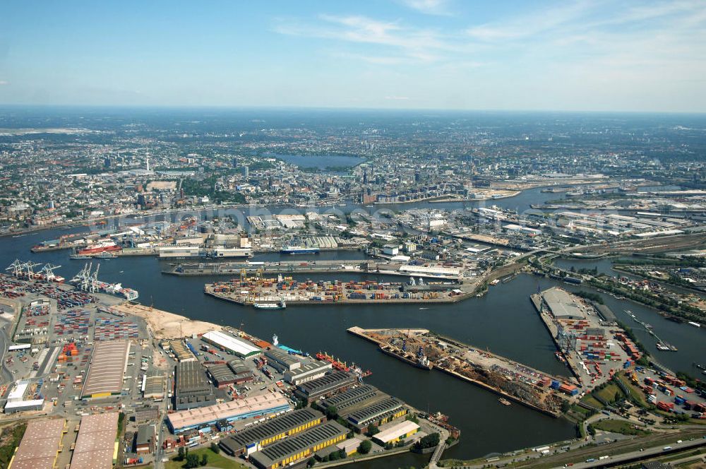 Hamburg from the bird's eye view: Blick auf den Hamburger Hafen im Bereich Kleiner Grasbrook und Steinwerder. Im Hintergrund die Stadtmitte mit der Außenalster und Binnenalster.