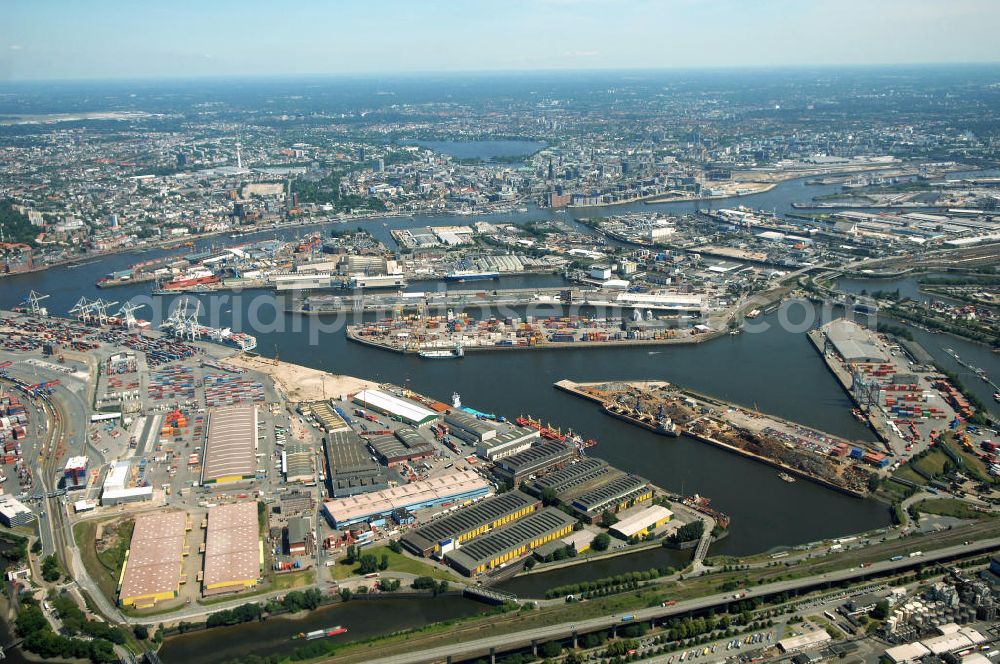 Aerial image Hamburg - Blick auf den Hamburger Hafen im Bereich Kleiner Grasbrook und Steinwerder. Im Hintergrund die Stadtmitte mit der Außenalster und Binnenalster.