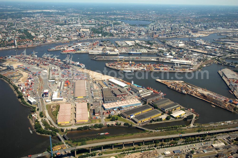 Aerial photograph Hamburg - Blick auf den Hamburger Hafen im Bereich Kleiner Grasbrook und Steinwerder. Im Hintergrund die Stadtmitte mit der Außenalster und Binnenalster.