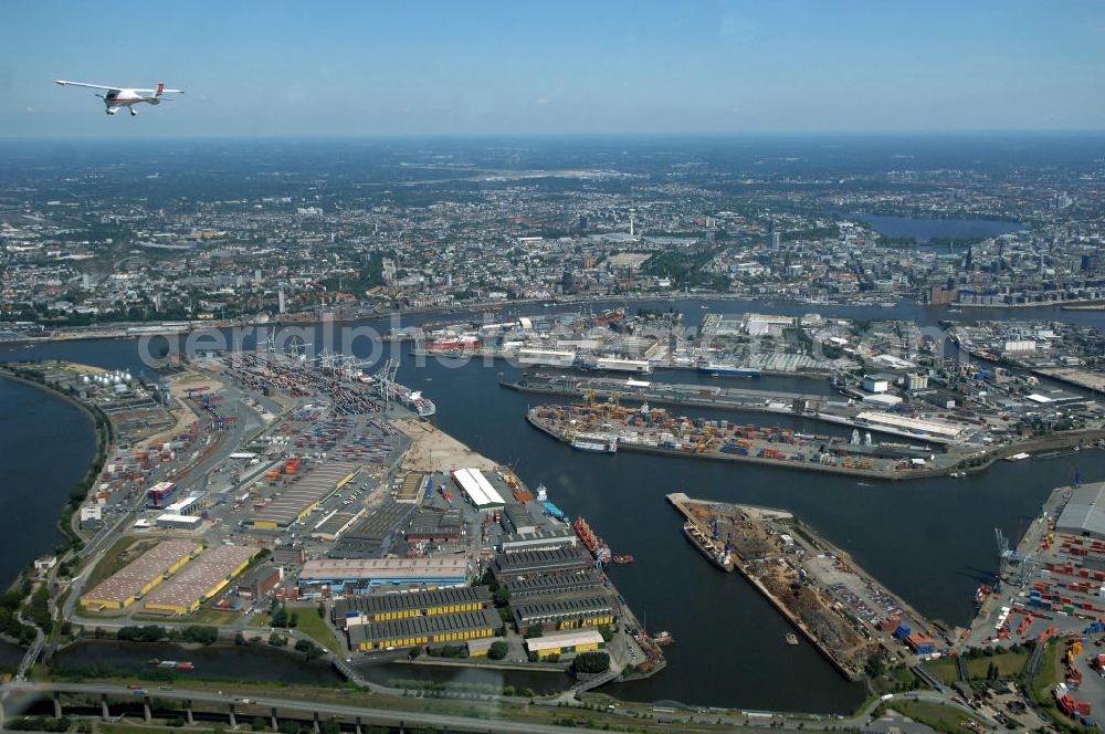 Aerial photograph Hamburg - Ein Ultraleicht / UL-Flugzeug vom Typ CT, fliegt über den Hamburger Hafen im Bereich Steinwerder. Im Hintergrund die Stadtmitte mit der Außenalster und Binnenalster.