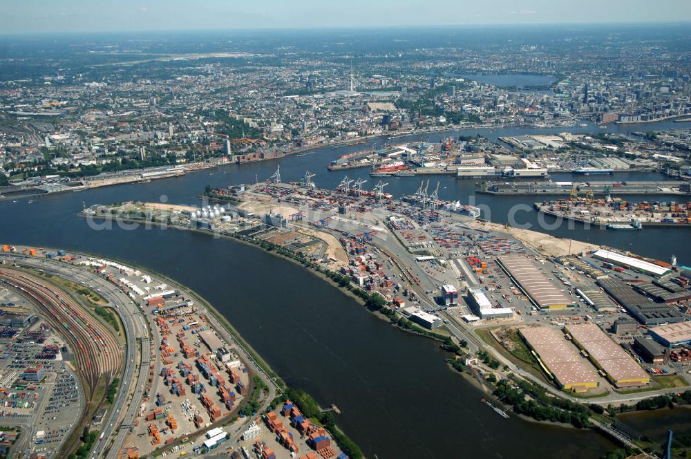 Hamburg from above - Blick auf den Hamburger Hafen im Bereich Steinwerder und Waltershof. Im Hintergrund die Stadtmitte mit der Außenalster und Binnenalster.