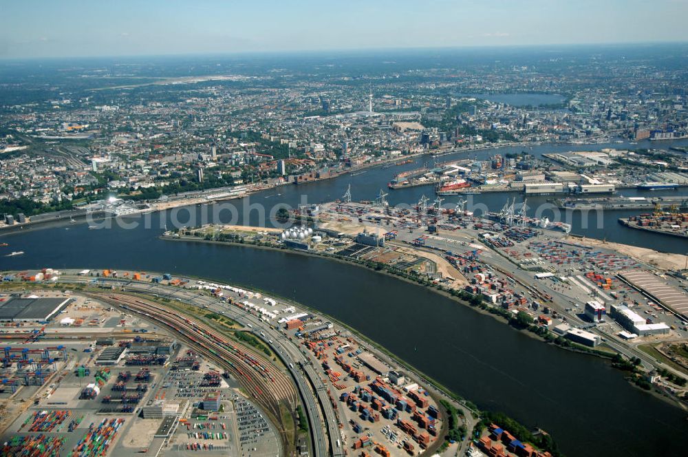 Hamburg from the bird's eye view: Blick auf den Hamburger Hafen im Bereich Steinwerder und Waltershof. Im Hintergrund die Stadtmitte mit der Außenalster und Binnenalster.