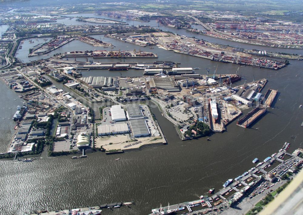 Aerial image Hamburg - Hafen und Werftgelände. Im Hintergrund die Köhlebrandbrücke, vorn die Elbe.