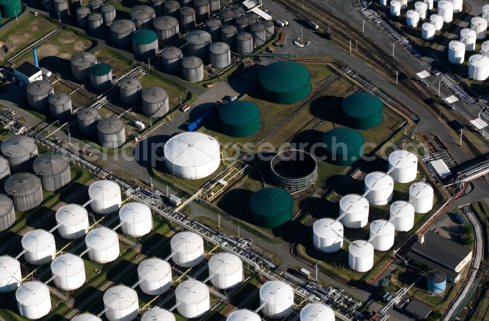 Hamburg from the bird's eye view: View of the port of Hamburg in the homonymous state