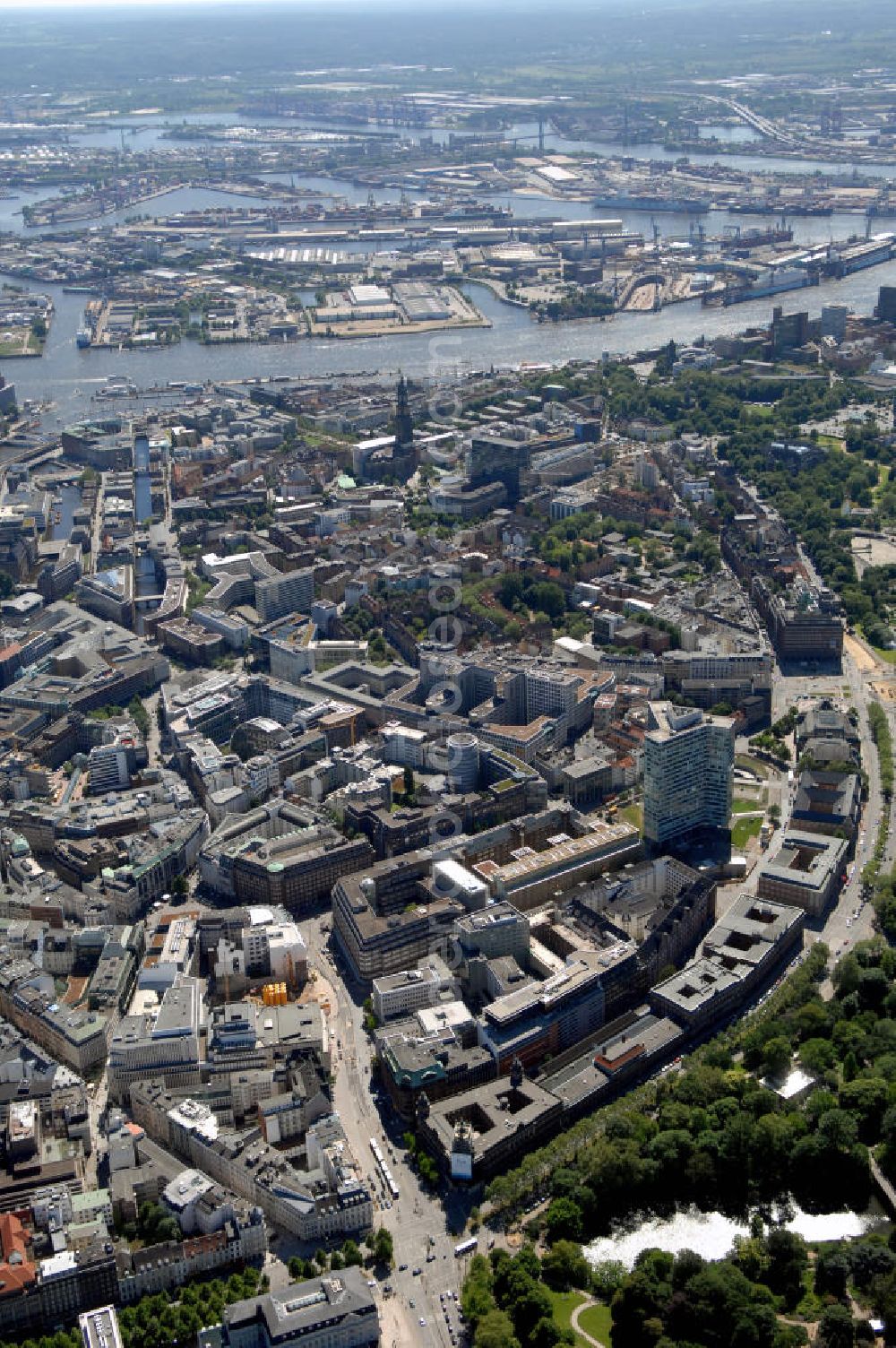 Aerial photograph HAMBURG - Blick auf die Hamburger Neustadt mit dem Hamburger Hafen im Hintergrund und davor die St. Michaelis Kirche.