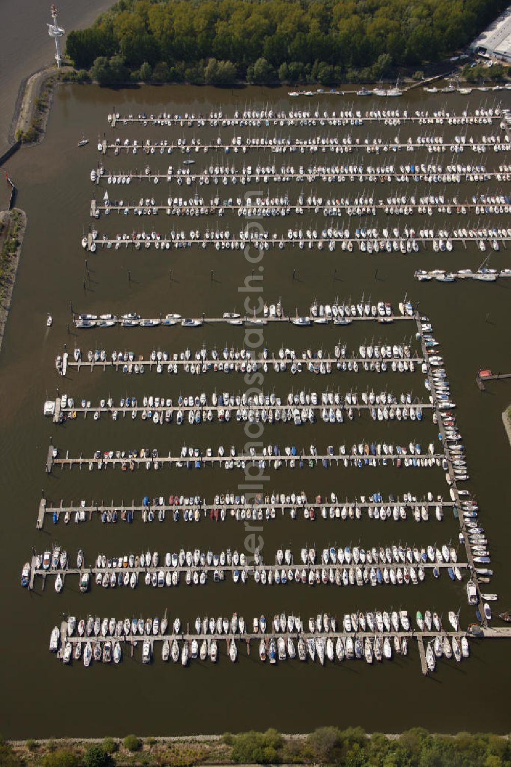 Wedel from above - Blick auf den Hamburger Yachthafen an der Deichstraße an der Elbe. Die Hamburger Yachthafen-Gemeinschaft e.V. betreibt die Anlage. The marina Hamburg on the Elbe.