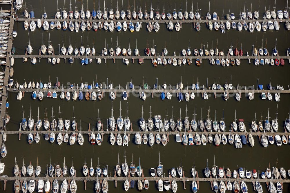 Aerial image Wedel - Blick auf den Hamburger Yachthafen an der Deichstraße an der Elbe. Die Hamburger Yachthafen-Gemeinschaft e.V. betreibt die Anlage. The marina Hamburg on the Elbe.