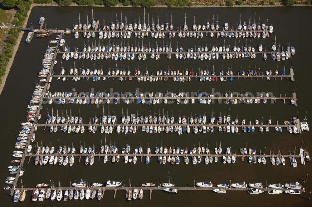 Aerial photograph Wedel - Blick auf den Hamburger Yachthafen an der Deichstraße an der Elbe. Die Hamburger Yachthafen-Gemeinschaft e.V. betreibt die Anlage. The marina Hamburg on the Elbe.