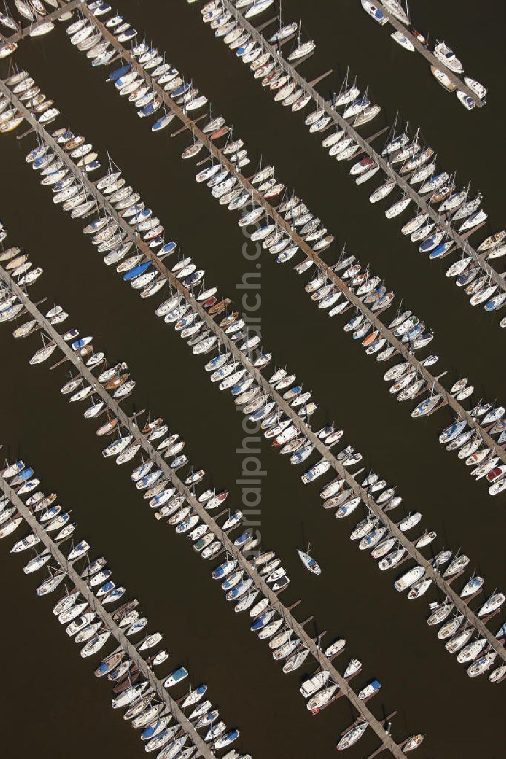 Wedel from above - Blick auf den Hamburger Yachthafen an der Deichstraße an der Elbe. Die Hamburger Yachthafen-Gemeinschaft e.V. betreibt die Anlage. The marina Hamburg on the Elbe.