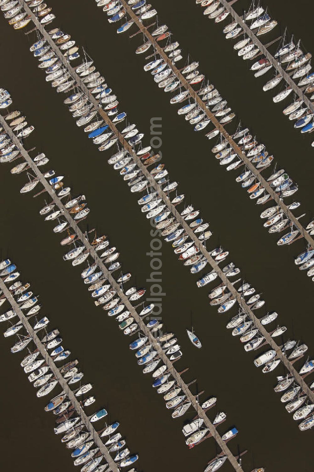 Wedel from the bird's eye view: Blick auf den Hamburger Yachthafen an der Deichstraße an der Elbe. Die Hamburger Yachthafen-Gemeinschaft e.V. betreibt die Anlage. The marina Hamburg on the Elbe.