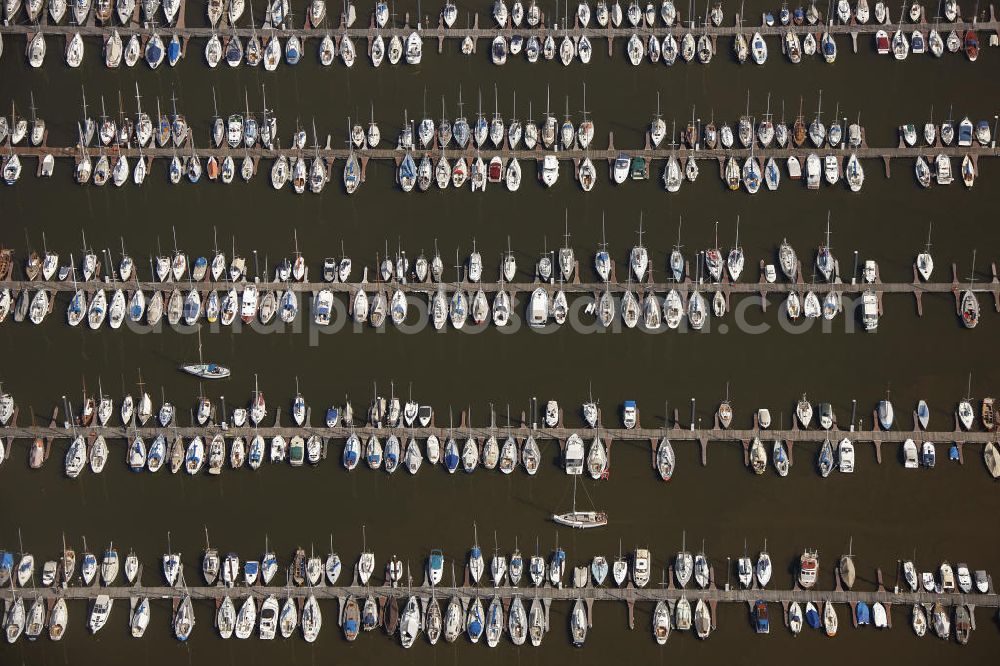 Aerial image Wedel - Blick auf den Hamburger Yachthafen an der Deichstraße an der Elbe. Die Hamburger Yachthafen-Gemeinschaft e.V. betreibt die Anlage. The marina Hamburg on the Elbe.