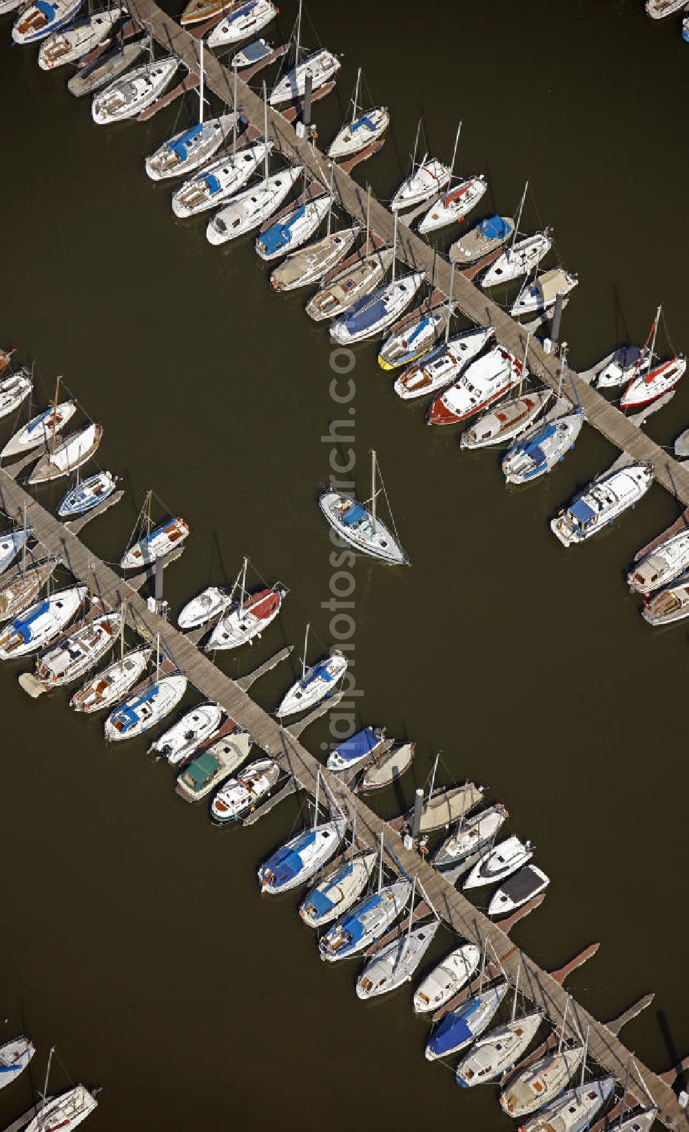 Aerial photograph Wedel - Blick auf den Hamburger Yachthafen an der Deichstraße an der Elbe. Die Hamburger Yachthafen-Gemeinschaft e.V. betreibt die Anlage. The marina Hamburg on the Elbe.