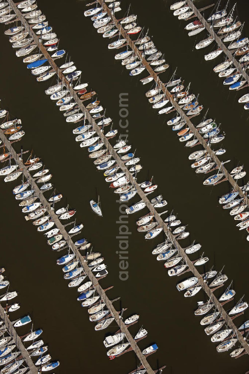 Wedel from above - Blick auf den Hamburger Yachthafen an der Deichstraße an der Elbe. Die Hamburger Yachthafen-Gemeinschaft e.V. betreibt die Anlage. The marina Hamburg on the Elbe.