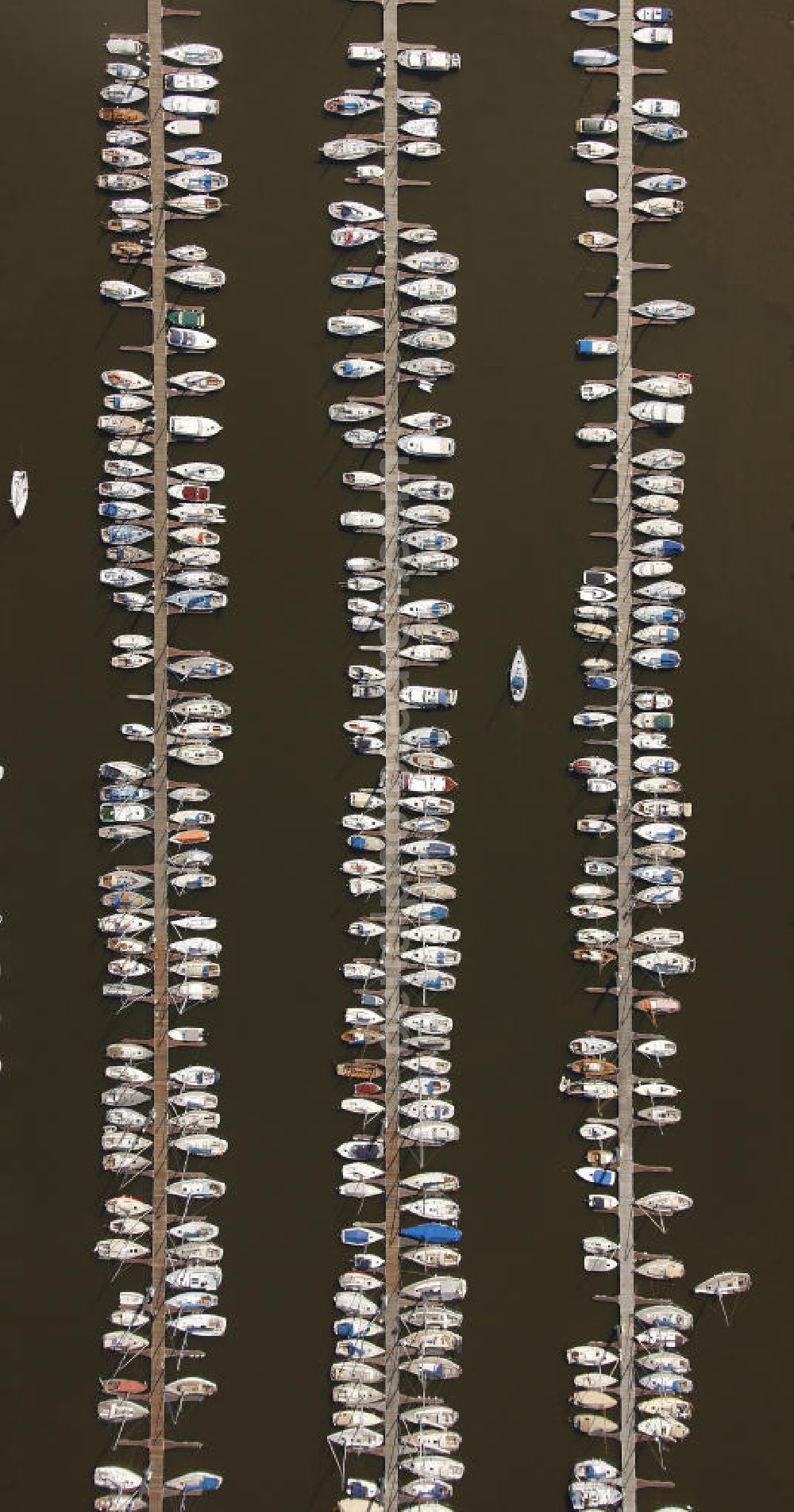 Aerial image Wedel - Blick auf den Hamburger Yachthafen an der Deichstraße an der Elbe. Die Hamburger Yachthafen-Gemeinschaft e.V. betreibt die Anlage. The marina Hamburg on the Elbe.