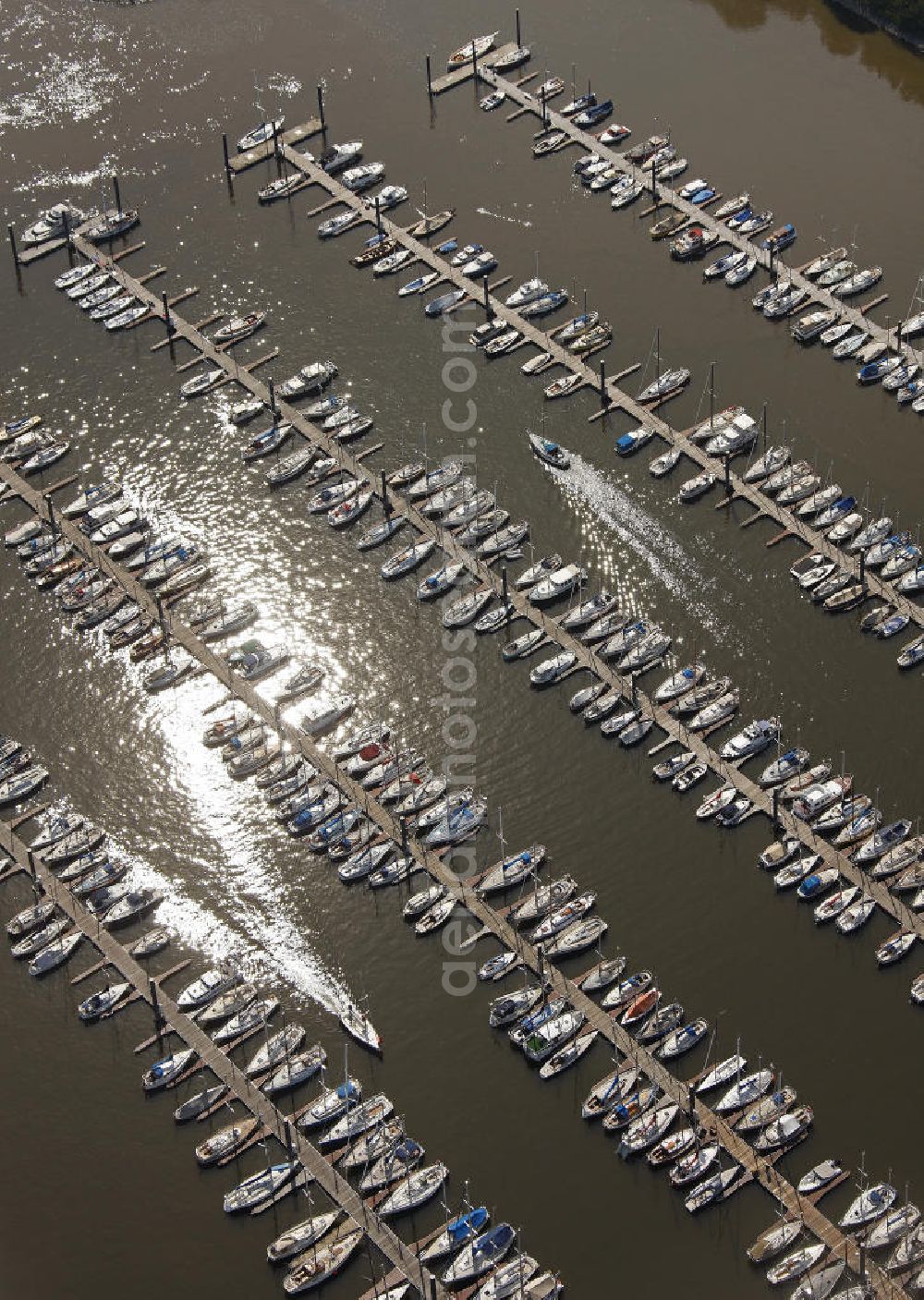 Aerial photograph Wedel - Blick auf den Hamburger Yachthafen an der Deichstraße an der Elbe. Die Hamburger Yachthafen-Gemeinschaft e.V. betreibt die Anlage. The marina Hamburg on the Elbe.