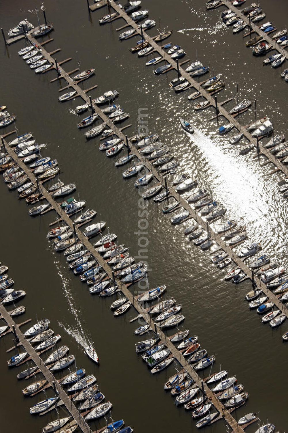 Wedel from above - Blick auf den Hamburger Yachthafen an der Deichstraße an der Elbe. Die Hamburger Yachthafen-Gemeinschaft e.V. betreibt die Anlage. The marina Hamburg on the Elbe.