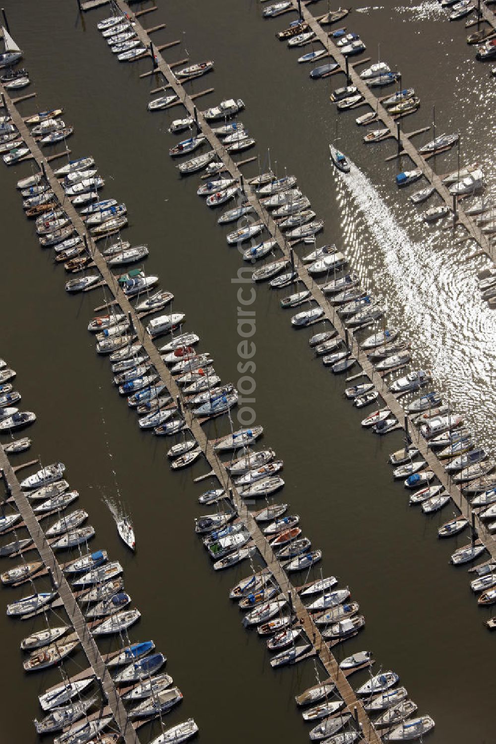 Wedel from the bird's eye view: Blick auf den Hamburger Yachthafen an der Deichstraße an der Elbe. Die Hamburger Yachthafen-Gemeinschaft e.V. betreibt die Anlage. The marina Hamburg on the Elbe.