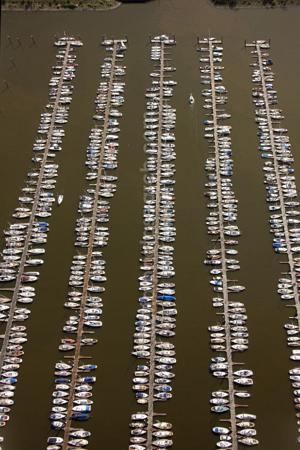 Aerial image Wedel - Blick auf den Hamburger Yachthafen an der Deichstraße an der Elbe. Die Hamburger Yachthafen-Gemeinschaft e.V. betreibt die Anlage. The marina Hamburg on the Elbe.