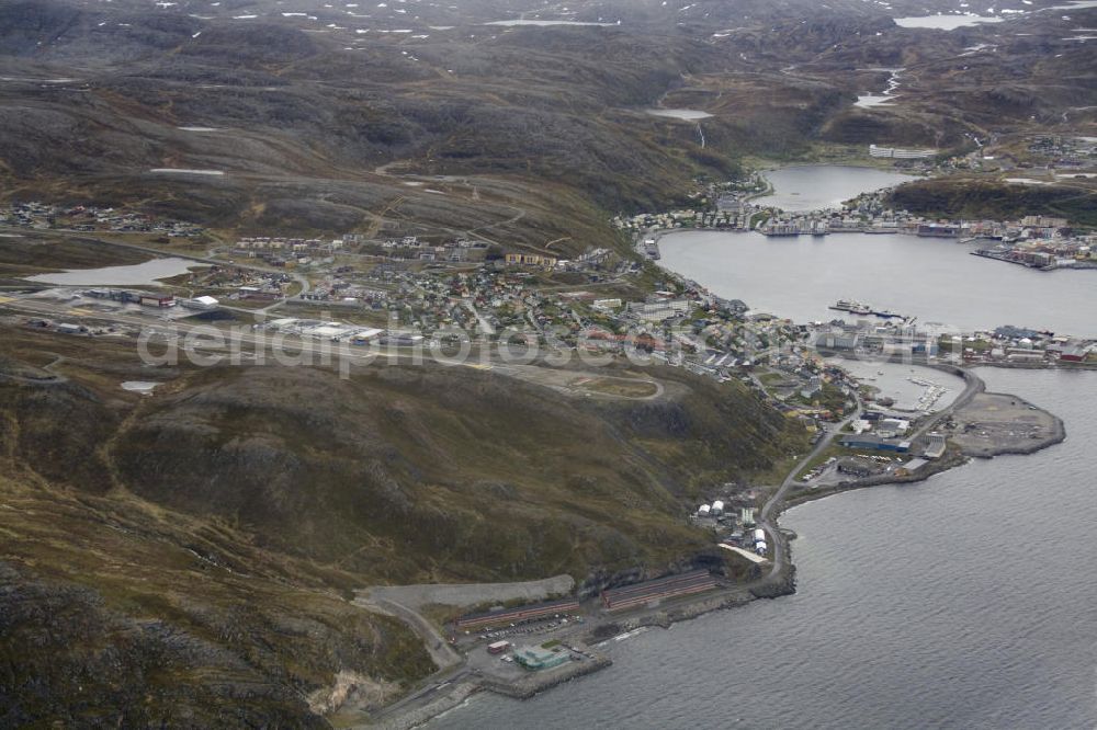 Aerial photograph Hammerfest - Nördlichste Stadt europas. Obwohl Honnigsvag (Nordkapp) noch etwas nördlicher liegt, dast Hammerfest aufgrund einer Vereinbarung mit dem Titel werben. Links im Bild der Flugplatz.