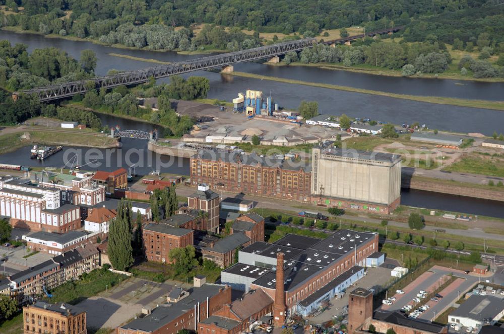 Magdeburg from the bird's eye view: Blick auf den Handelshafen im Stadtteil Alte Neustadt. Da in diesem Teil des Hafens keine Wasserstandsregulierung stattfindet fahren hier eher selten Handelsschiffe an. Die bestehenden Betriebe sind strukturell auch nicht and den Hafen gebunden und somit der Hafen als Umschlagplatz aufgegeben.