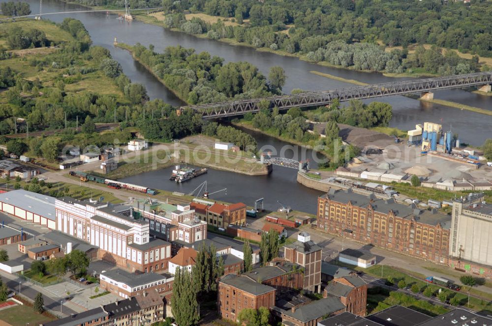 Aerial image Magdeburg - Blick auf den Handelshafen im Stadtteil Alte Neustadt. Da in diesem Teil des Hafens keine Wasserstandsregulierung stattfindet fahren hier eher selten Handelsschiffe an. Die bestehenden Betriebe sind strukturell auch nicht and den Hafen gebunden und somit der Hafen als Umschlagplatz aufgegeben.