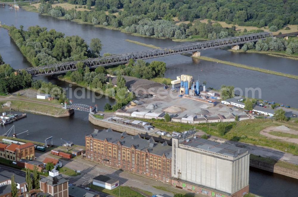 Aerial photograph Magdeburg - Blick auf den Handelshafen im Stadtteil Alte Neustadt. Da in diesem Teil des Hafens keine Wasserstandsregulierung stattfindet fahren hier eher selten Handelsschiffe an. Die bestehenden Betriebe sind strukturell auch nicht and den Hafen gebunden und somit der Hafen als Umschlagplatz aufgegeben.