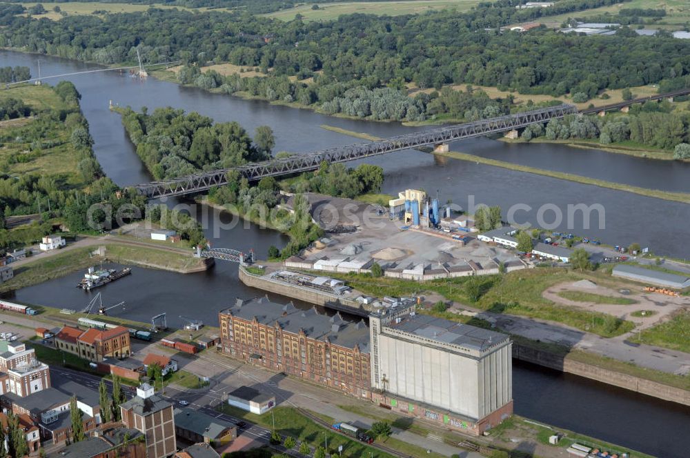 Magdeburg from above - Blick auf den Handelshafen im Stadtteil Alte Neustadt. Da in diesem Teil des Hafens keine Wasserstandsregulierung stattfindet fahren hier eher selten Handelsschiffe an. Die bestehenden Betriebe sind strukturell auch nicht and den Hafen gebunden und somit der Hafen als Umschlagplatz aufgegeben.