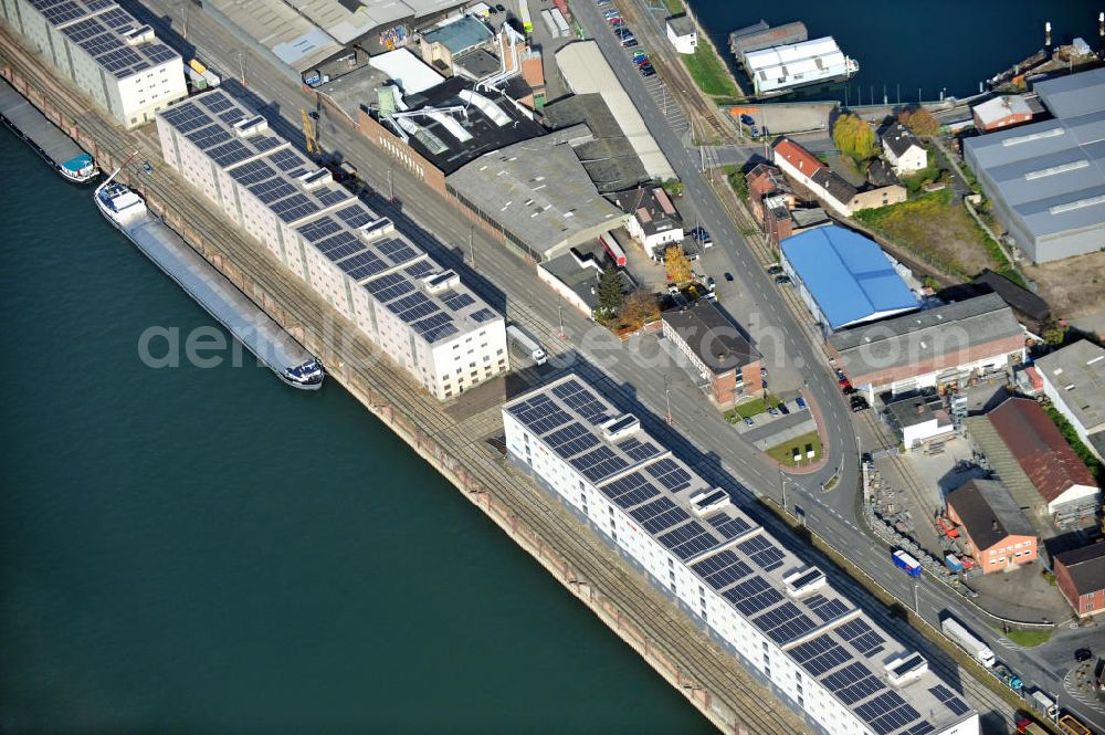 Mannheim from above - Lagergebäude mit Solaranlage / Photovoltaik-Anlage auf den Dächern im Handelshafen Mannheim. Warehouses with solar collectors / photo-voltaic system at the roof in the Mannheim trade port.