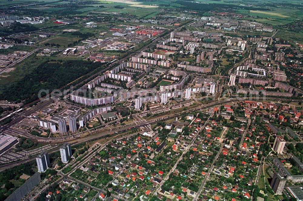 Berlin from above - Das Handelszentrum und Wohngebiet Marzahner Promenade in Berlin-Marzahn befindet sich in unmittelbarer Nähe zum S-Bahnhof Berlin-Marzahn. Neben dem zweigeschossigen Handelskomplex, zu dem Galerie Kaufhof gehörte, gibt es zahlreiche Einzelhandelsgeschäfte in den Erdgeschossen der Wohnblöcke entlang der Marzahner Promenade, die so zur zentralen Einkaufsstraße der Großblocksiedlung Marzahn wurde. //The commercial center and residential area in Berlin-Marzahn Marzahn Promenade is located in close proximity to Berlin-Marzahn S-Bahn station. In addition to the two-storey commercial complex, which belonged Gallery Kaufhof, there are numerous retail shops on the ground floors of apartment buildings along the promenade Marzahn, which thus became the central shopping street of big block settlement Marzahn