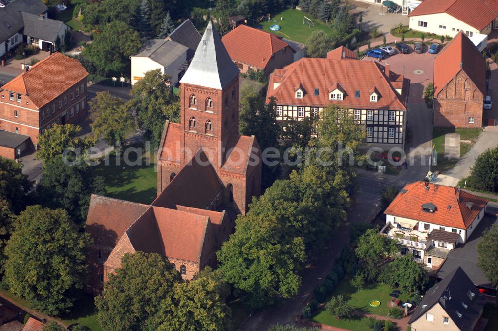 Diesdorf from the bird's eye view: Strasse der Romanik, die durch Sachsen-Anhalt führt: Bei dieser gewölbten, ehemaligen Klosterkirche und heutigen Pfarrkirche, Bauvollendung etwa 1220, handelt es sich um eines der besterhaltenen Werke der spätromanischen Baukunst.